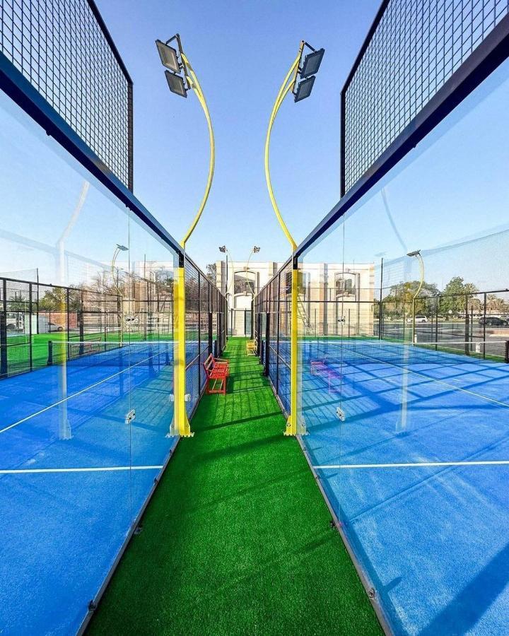 Hotel Al Ain Rotana Exterior foto A paddle tennis court